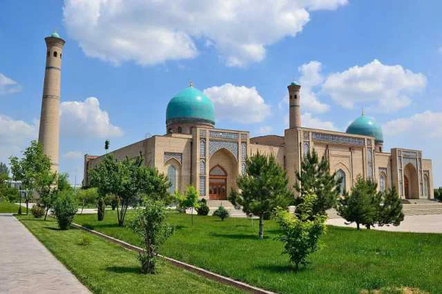 Hazrati Imom majmuasi
